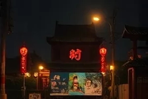 《海雾列车》封面，浓雾中穿行的绿皮列车