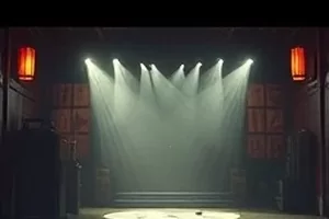 《玻璃钟摆》封面，悬空的透明摆锤与折射出的光斑