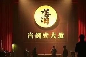 《春日不返》封面，空荡教室与飘落的樱花瓣